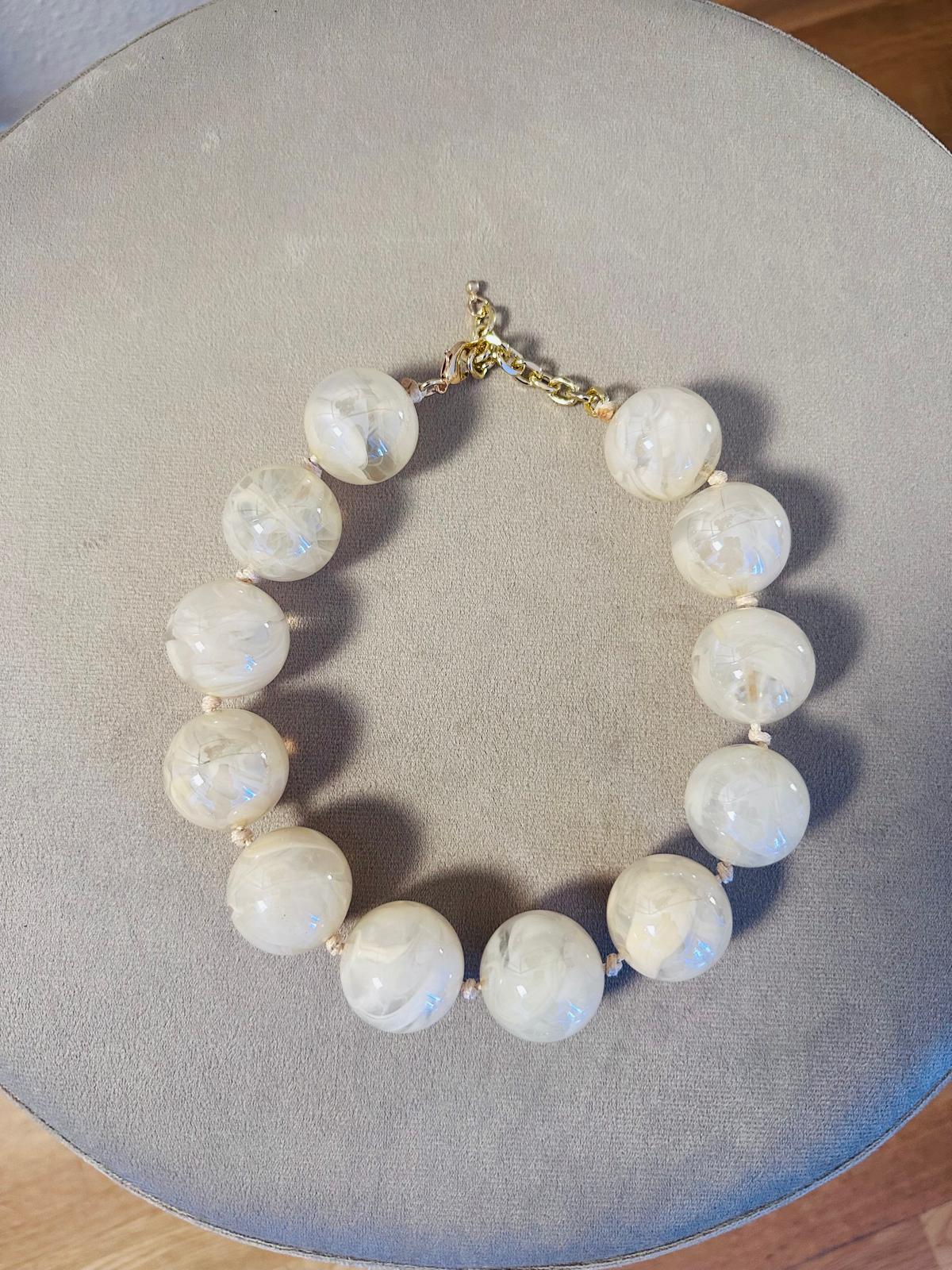 Collar bolas blanco nácar