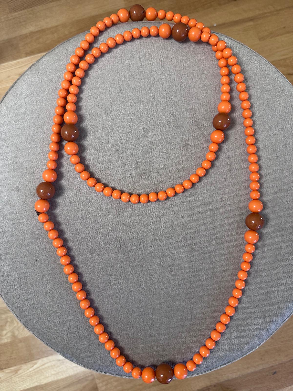 Collar largo bolas naranja y marrón