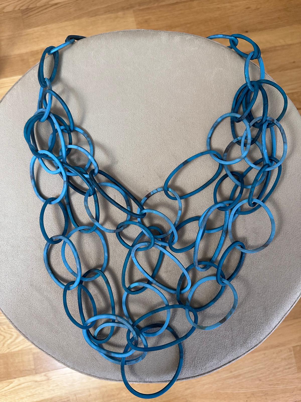 Collar círculos azules