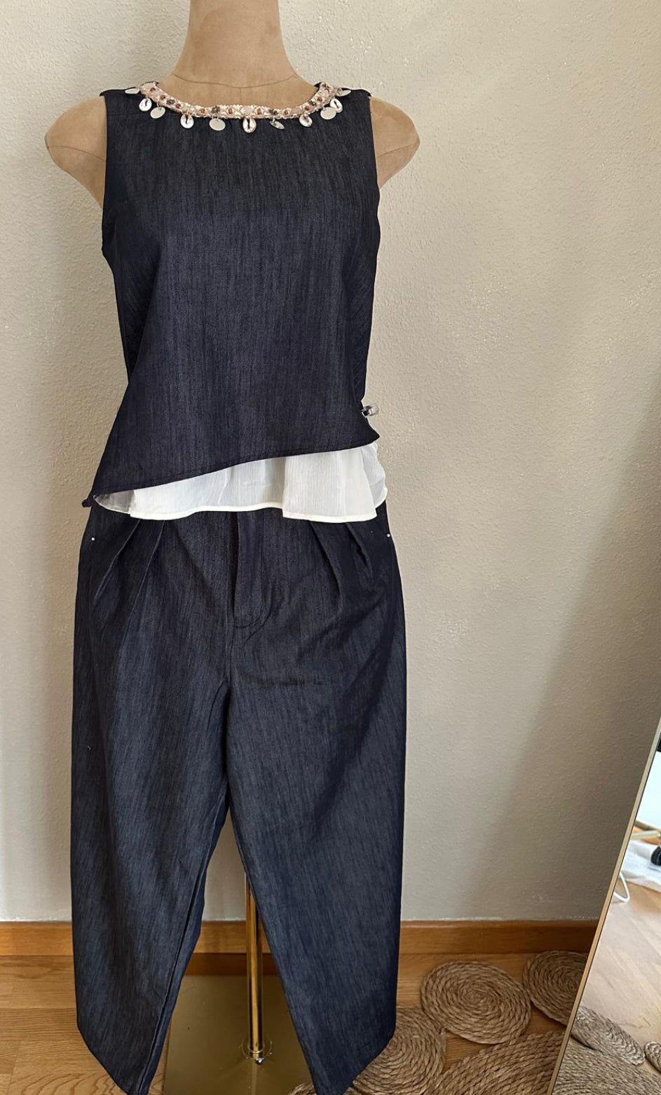 Conjunto denim oscuro con cuello joya