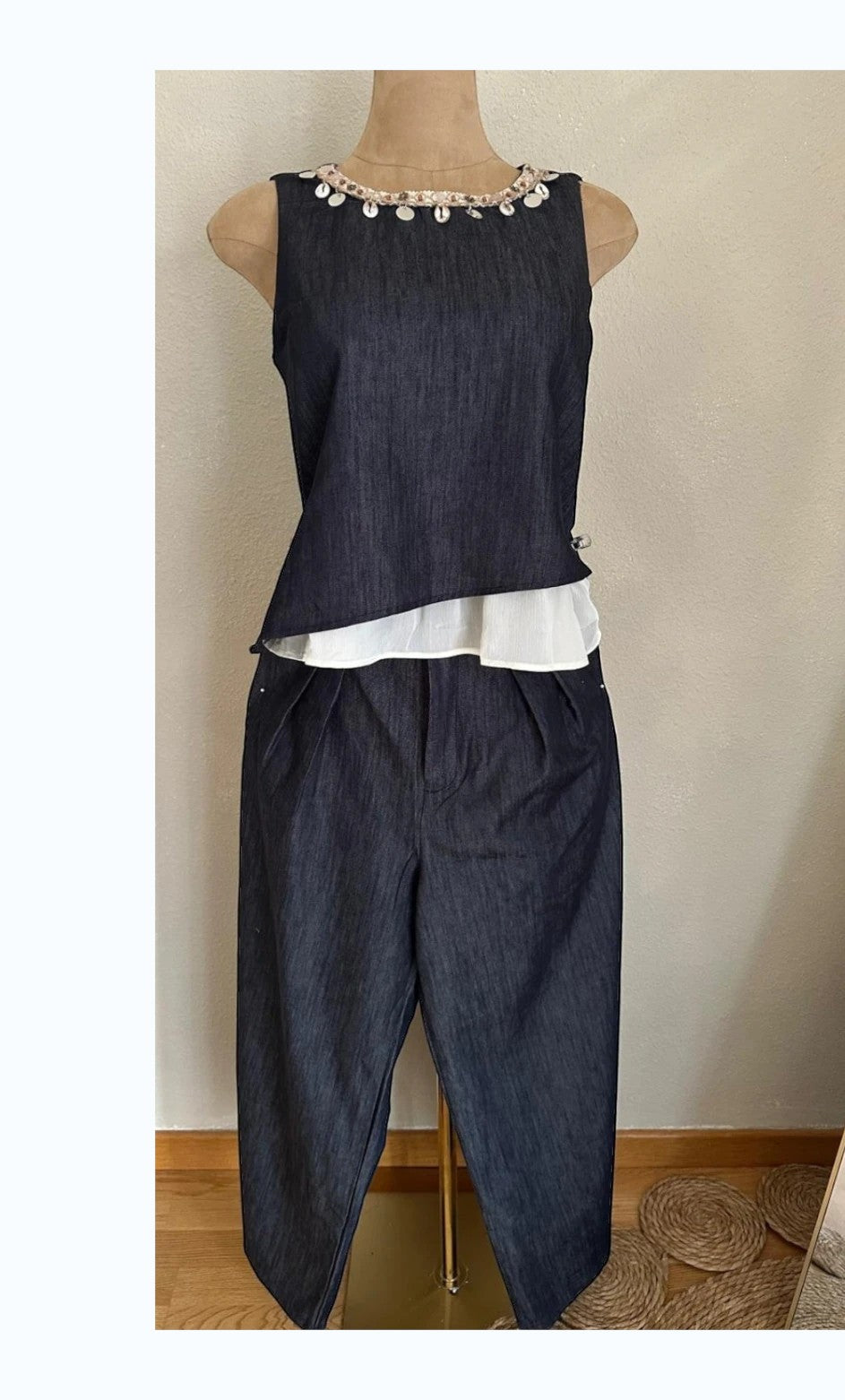 Conjunto denim oscuro con cuello joya