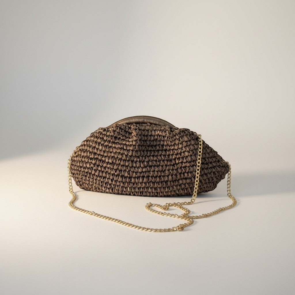 Bolso PINTONAS Lara rafia trenzado marrón chocolate con cadena y asa de cuero dorado. Ideal para verano.