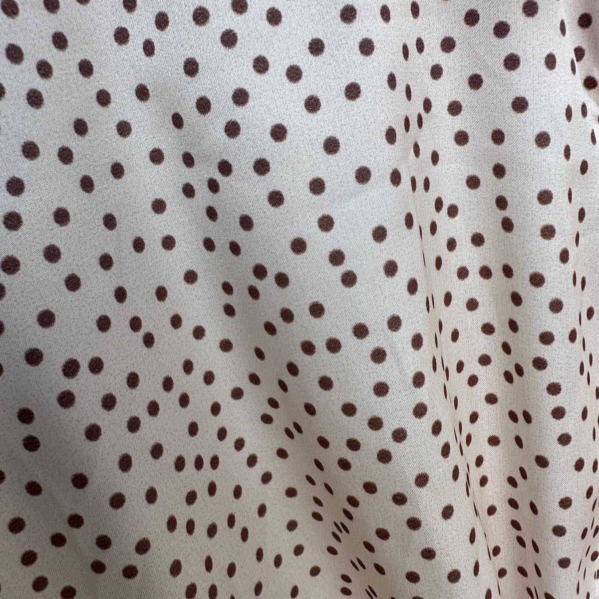 Camisa satinada PINTONAS beige con lunares marrones. Talla única, contorno de pecho 140cm.