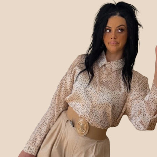 Camisa satinada PINTONAS beige con lunares marrones, talla única, cuello camisero y manga larga.