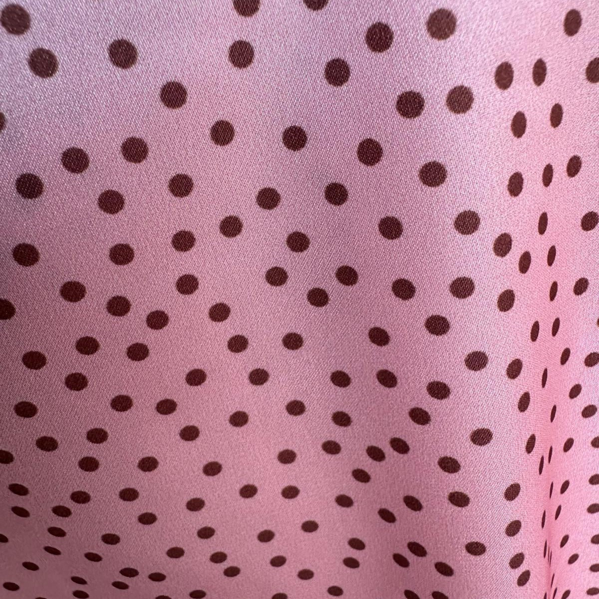 Camisa PINTONAS satinada rosa con lunares marrones. Talla única, contorno pecho 140cm.