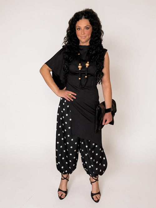 PINTONAS camiseta asimétrica negra de licra con escote redondo y bajo irregular en pico. Talla única. hasta 44 aprox
