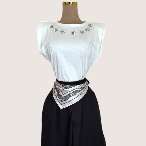 Camiseta blanca PINTONAS de manga corta con hombreras y detalle de pedrería en el cuello. Tallas S/M - M/L.