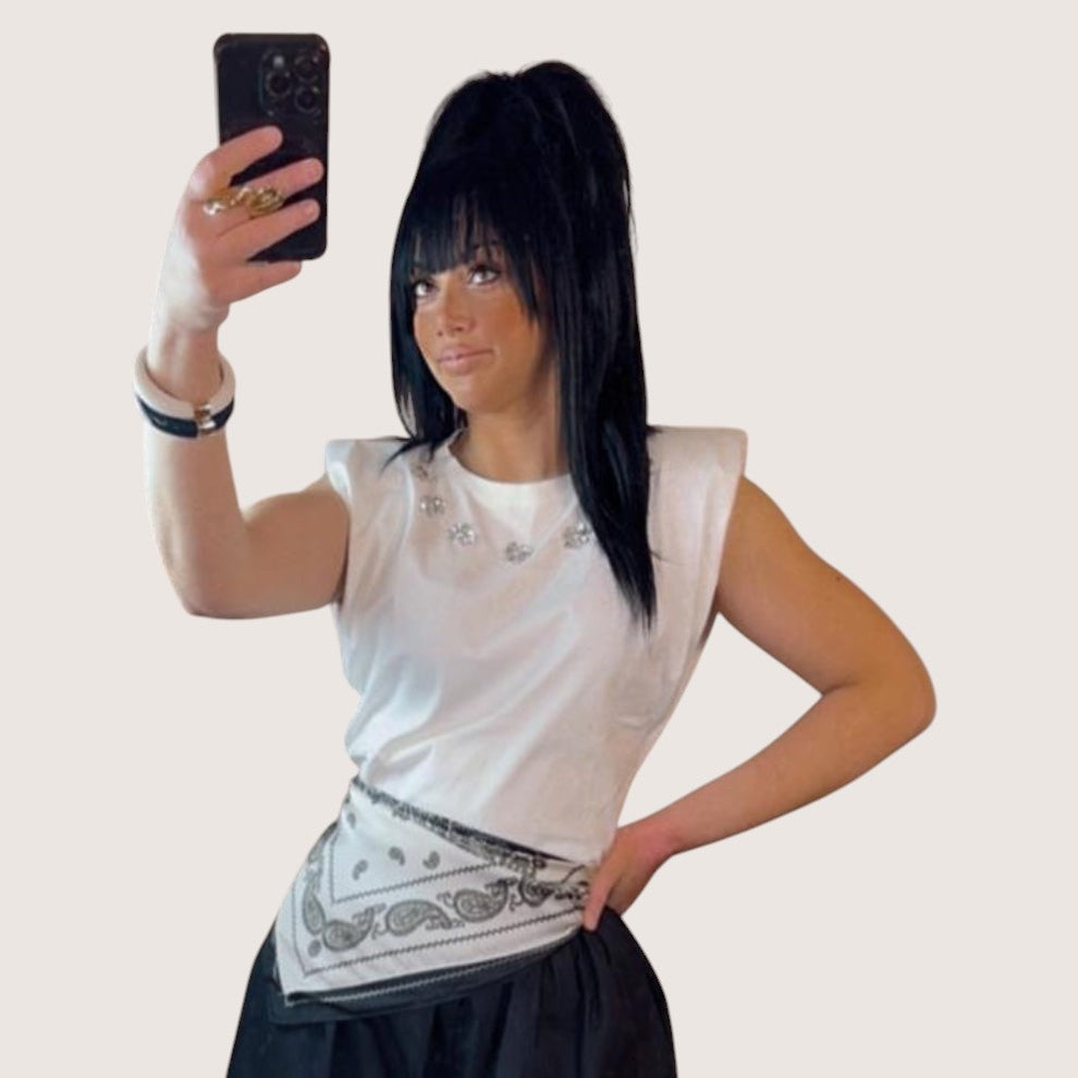 PINTONAS camiseta blanca de manga corta con hombreras y detalle de pedrería. Talla S/M o M/L.