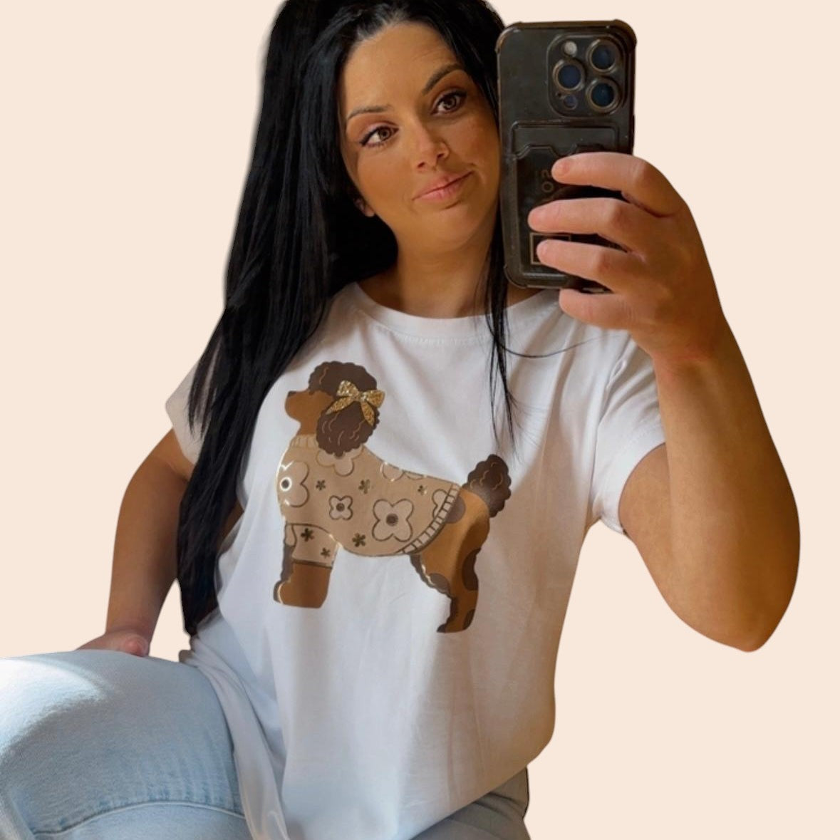 Camiseta blanca de PINTONAS con estampado de caniche marrón con un lazo dorado en la cabeza y un jersey estampado de flores.