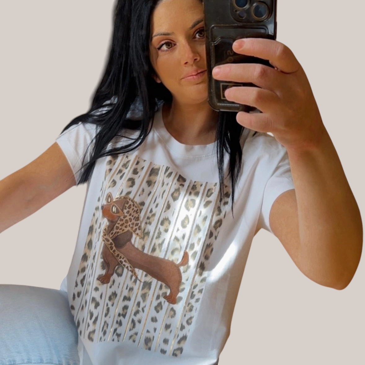 Camiseta blanca de PINTONAS con estampado de perrito estilo Marilyn en tonos marrones y detalles dorados.