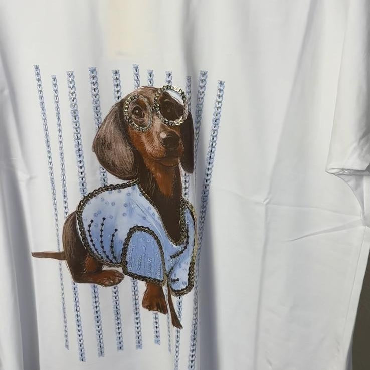 Camiseta blanca PINTONAS de manga corta con estampado de perro salchicha con gafas y chaleco azul. Talla única.