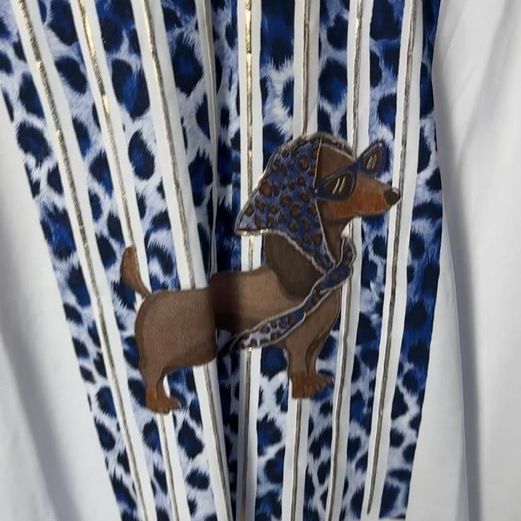 Camiseta blanca PINTONAS con estampado de perro Marilyn con gafas de sol y pañuelo azul y dorado.