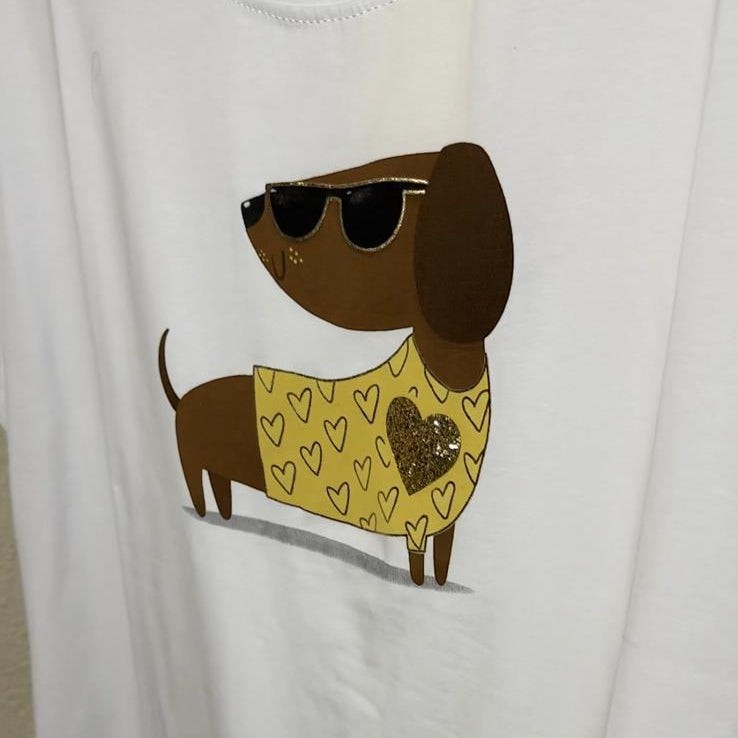 Camiseta blanca de algodón con estampado de perro salchicha con gafas de sol y chaleco amarillo con corazones dorados. Talla única.