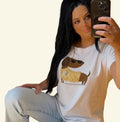 PINTONAS camiseta blanca de algodón con estampado de perro salchicha con gafas de sol y suéter dorado con corazones y detalles brillantes.