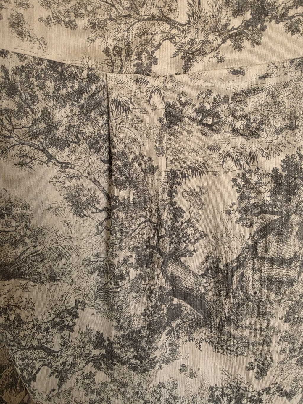 PINTONAS Conjunto Aranjuez de dos piezas con estampado de árboles en tonos grises y beige.