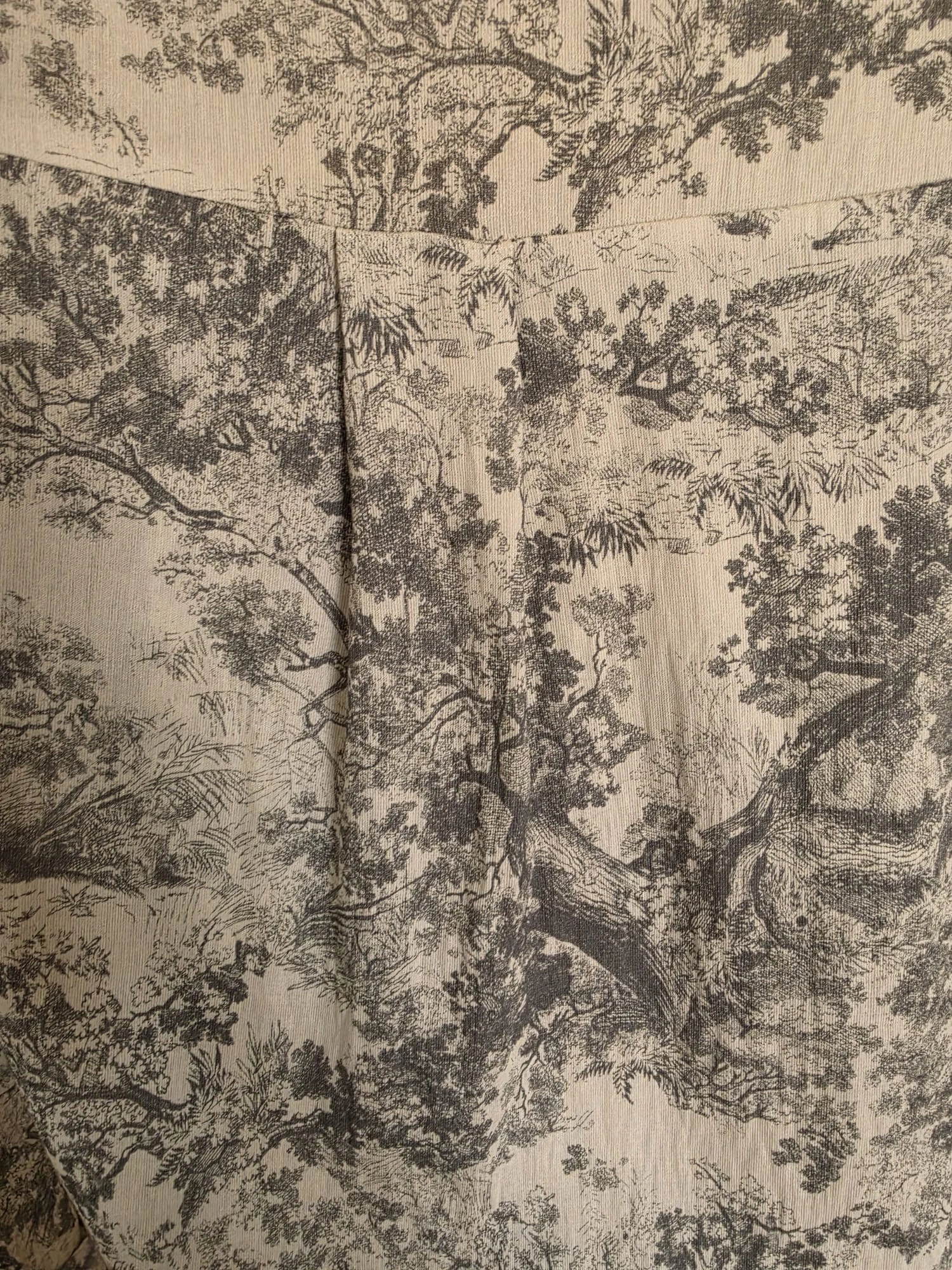 PINTONAS Conjunto Aranjuez de dos piezas con estampado de árboles en tonos grises y beige.