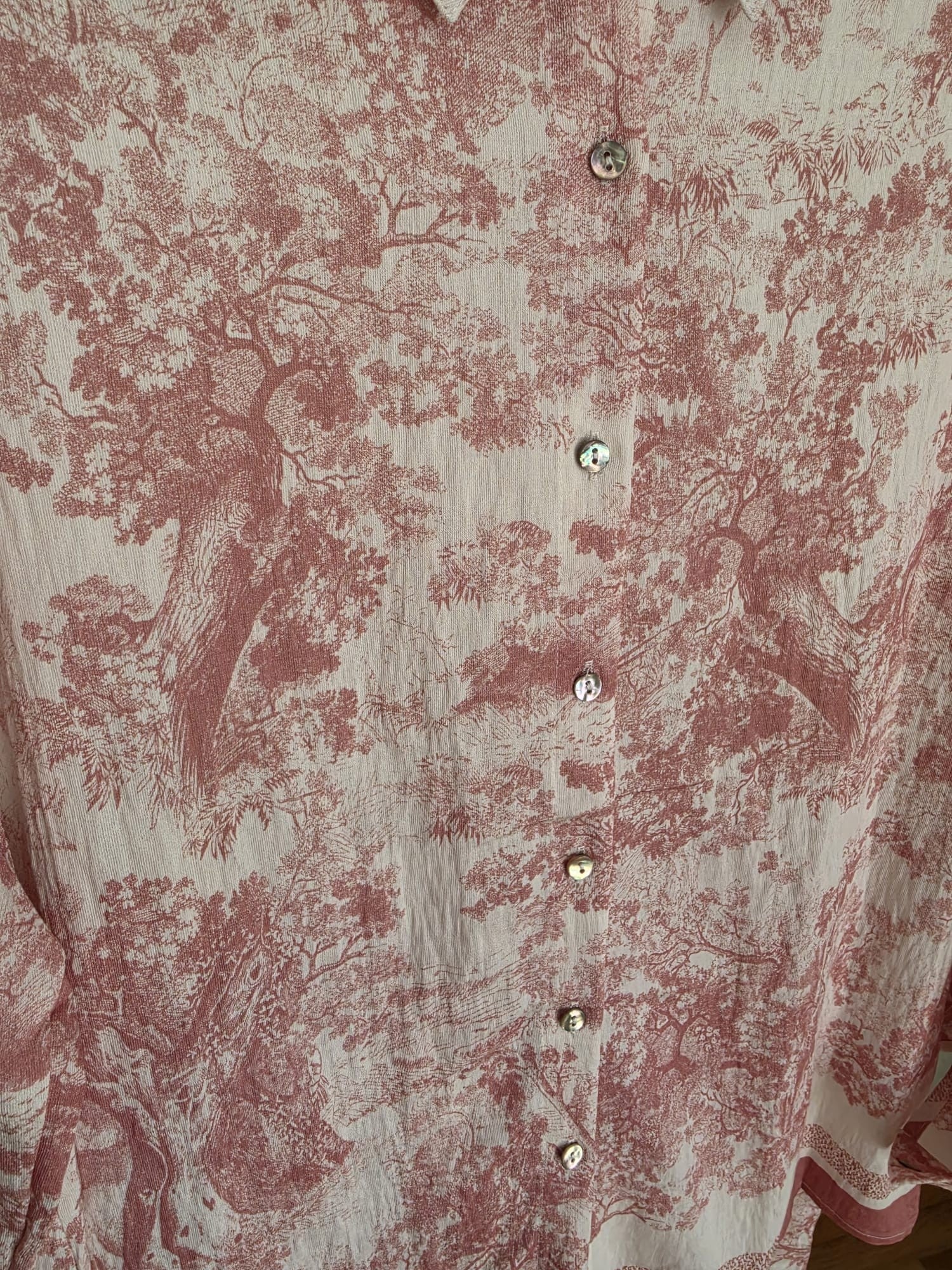 PINTONAS Conjunto Aranjuez rosa con estampado de árboles y paisaje, cuello camisero y botones nacarados.
