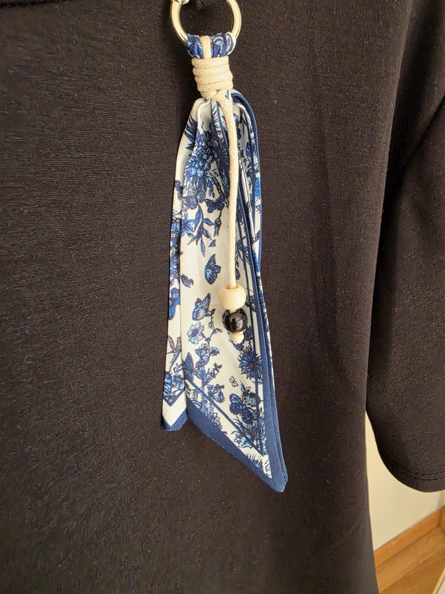PINTONAS conjunto tejido chándal con estampado floral y mariposas en azul y blanco, detalle de cuentas.