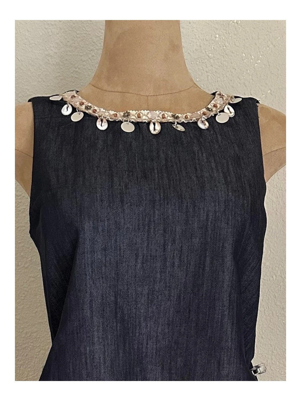 PINTONAS Conjunto denim oscuro sin mangas con cuello joya adornado con cadena y conchas. Pantalón palazzo a juego.