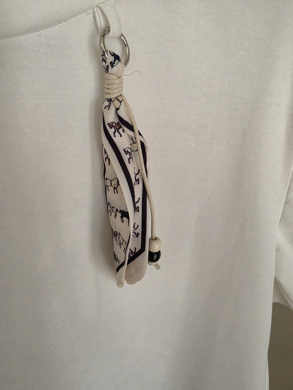 Conjunto deportivo PINTONAS blanco de tacto chándal con detalle de pañuelo estampado y anilla metálica.