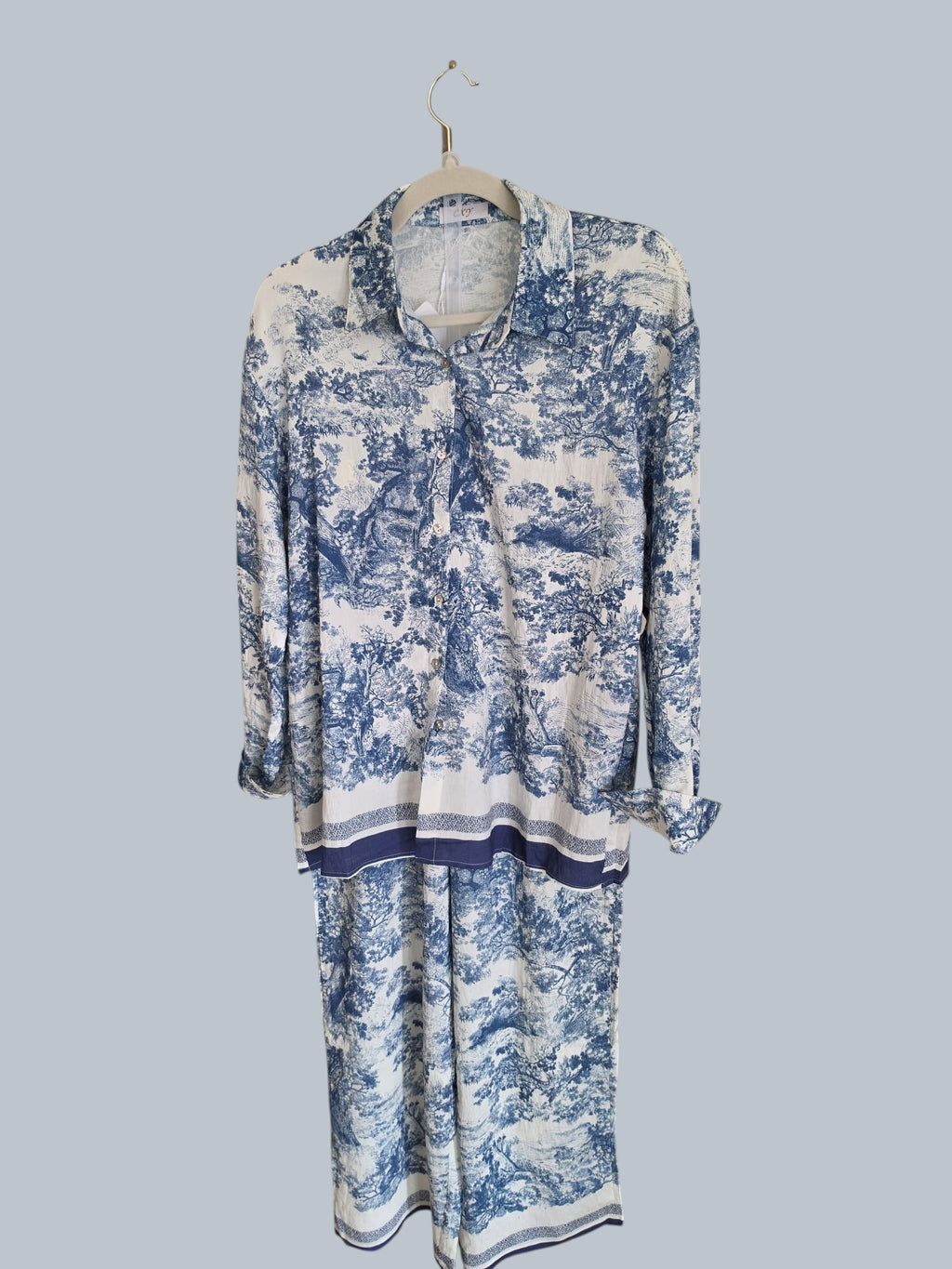 Conjunto Aranjuez de PINTONAS de dos piezas con estampado azul y blanco, disponible en tallas S/M/L.