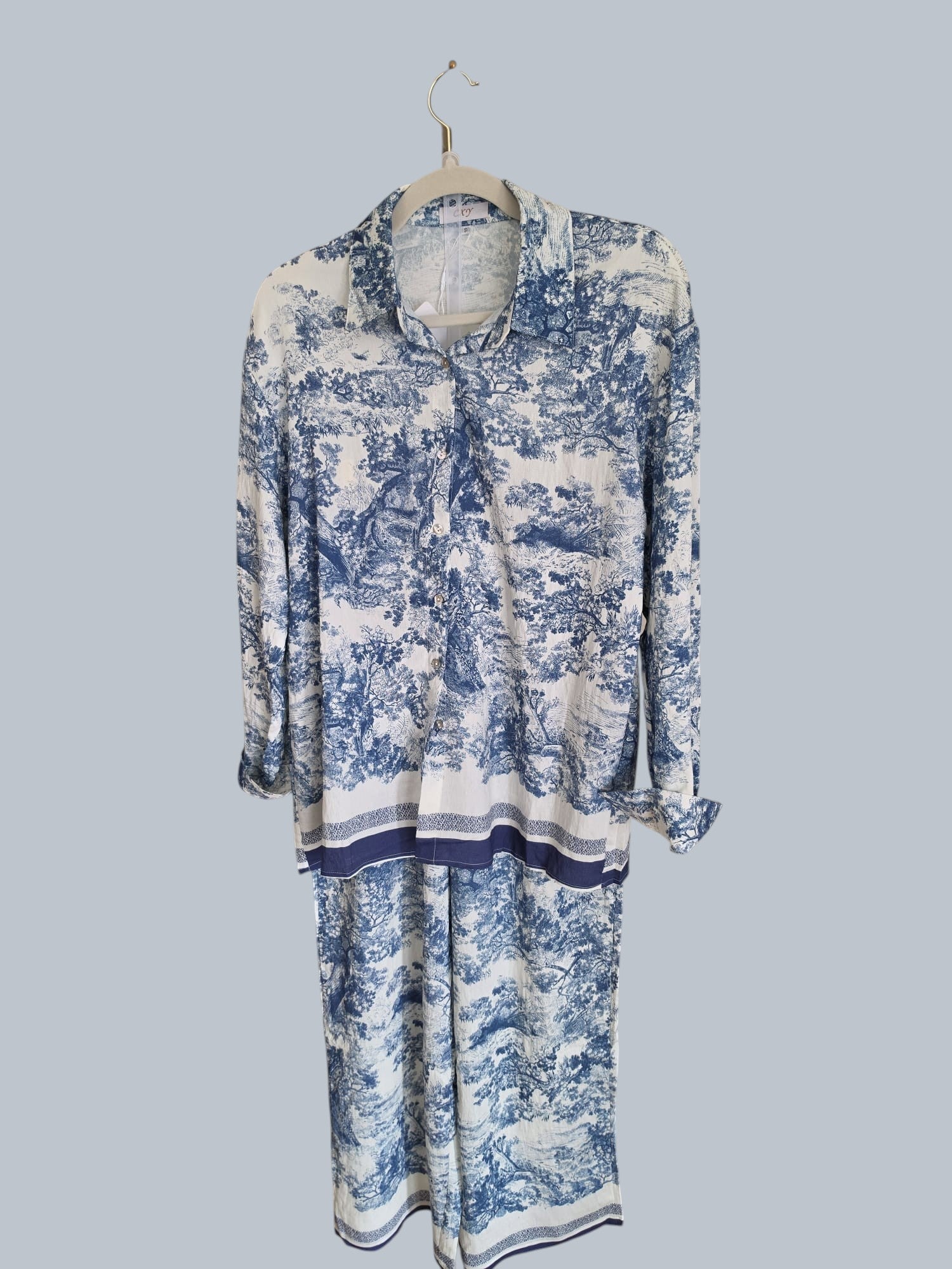Conjunto Aranjuez de PINTONAS de dos piezas con estampado azul y blanco, disponible en tallas S/M/L.