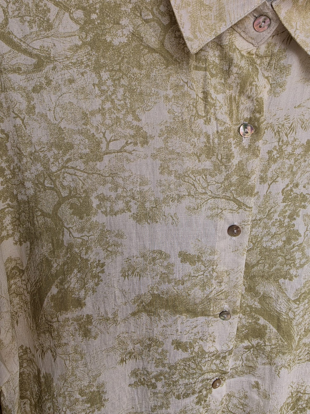 Conjunto de dos piezas PINTONAS con estampado de árboles en verde y beige. Cuello camisero y botones.