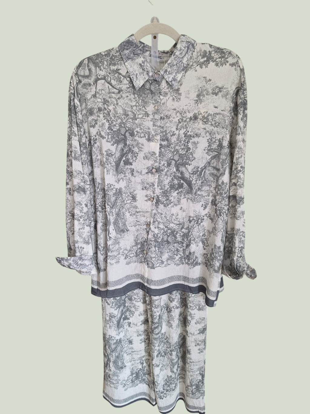 Conjunto de dos piezas PINTONAS con estampado de paisaje en blanco y gris, manga larga y cuello camisero.