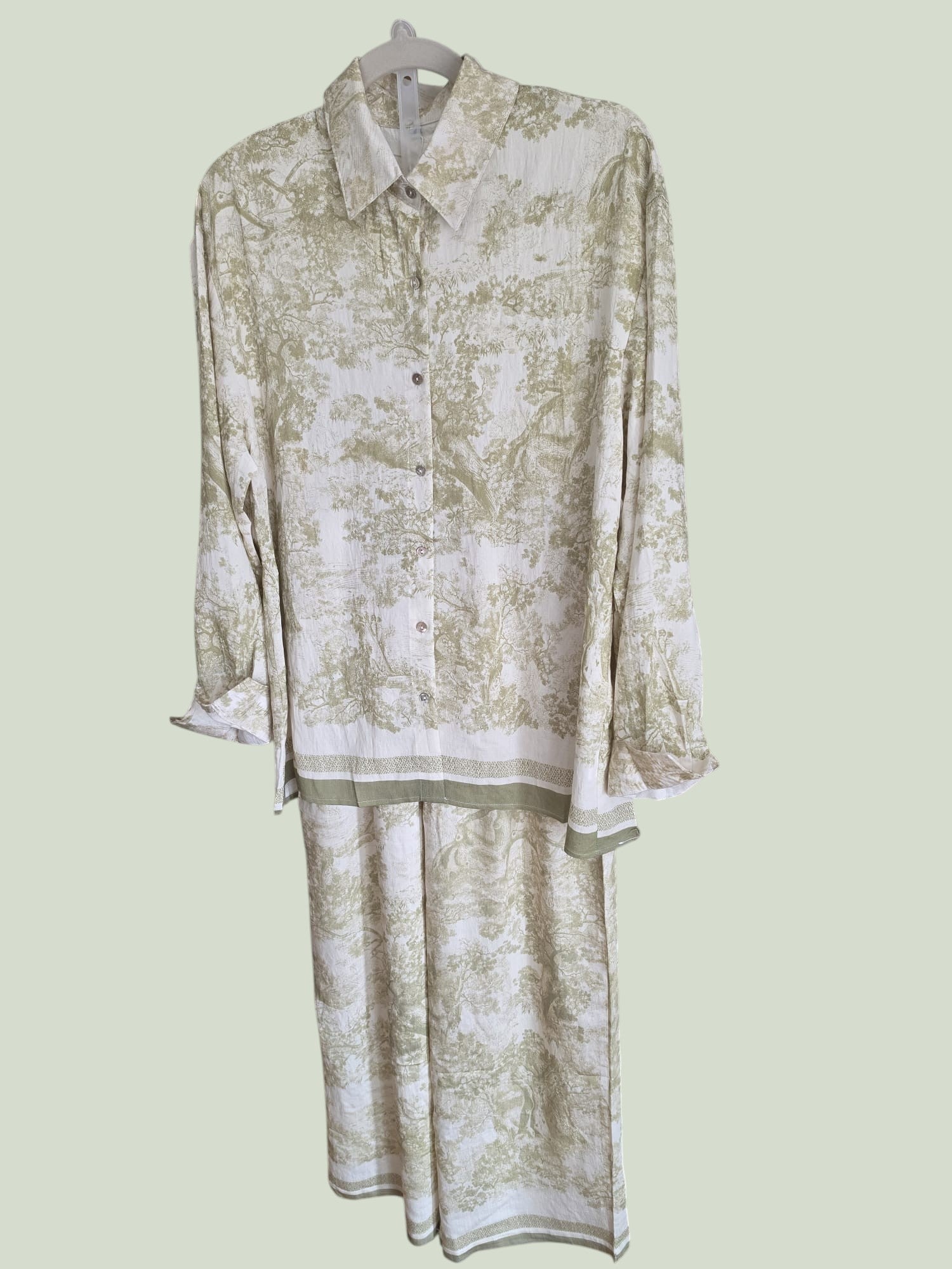 Conjunto de dos piezas PINTONAS de camisa y pantalón con estampado campestre en verde y blanco.