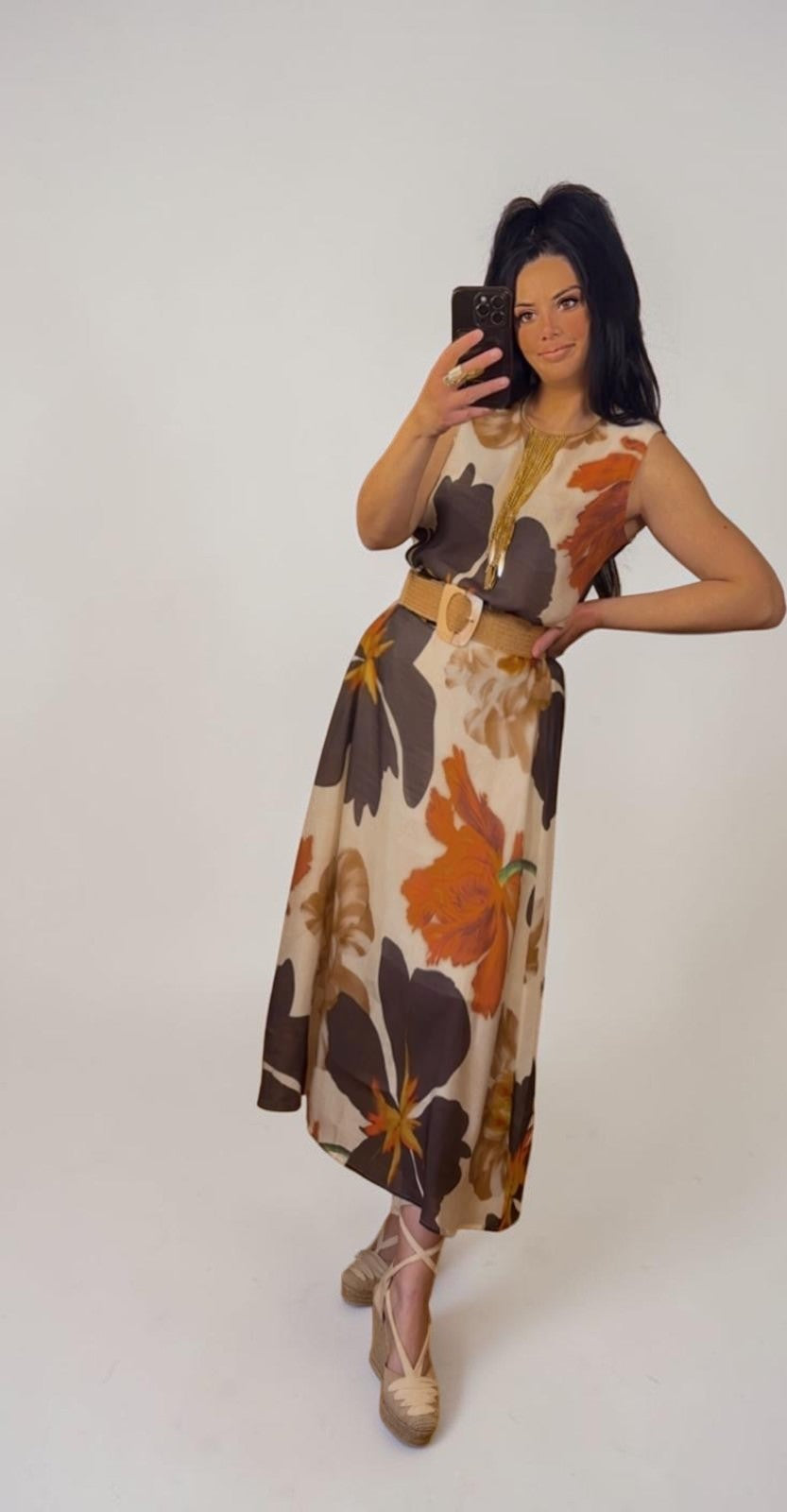 PINTONAS conjunto de dos piezas: blusa sin mangas y falda larga con estampado floral en tonos marrones y naranjas. sin cinturón