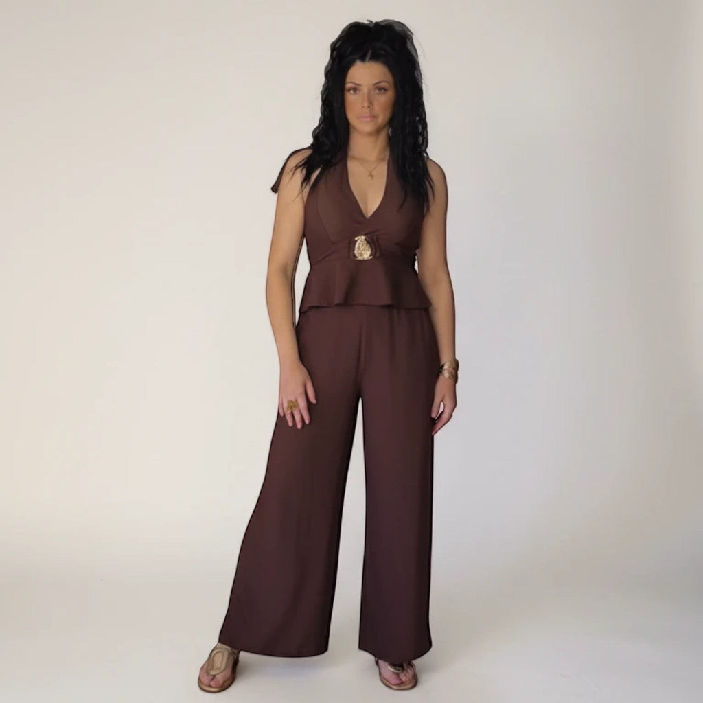 Conjunto marrón chocolate de PINTONAS: top halter con escote en V y pantalón palazzo de pierna ancha. Tejido fluido.