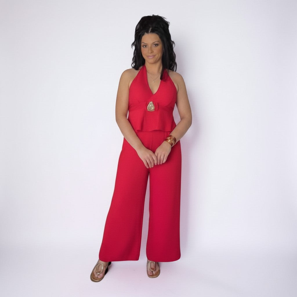 Conjunto rojo de PINTONAS con top halter y pantalón palazzo de lino fluido, detalle joya y nido de abeja.