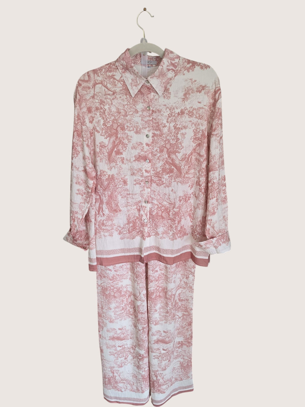 Conjunto de dos piezas PINTONAS en rosa y blanco con estampado de toile, cuello camisero y manga larga.