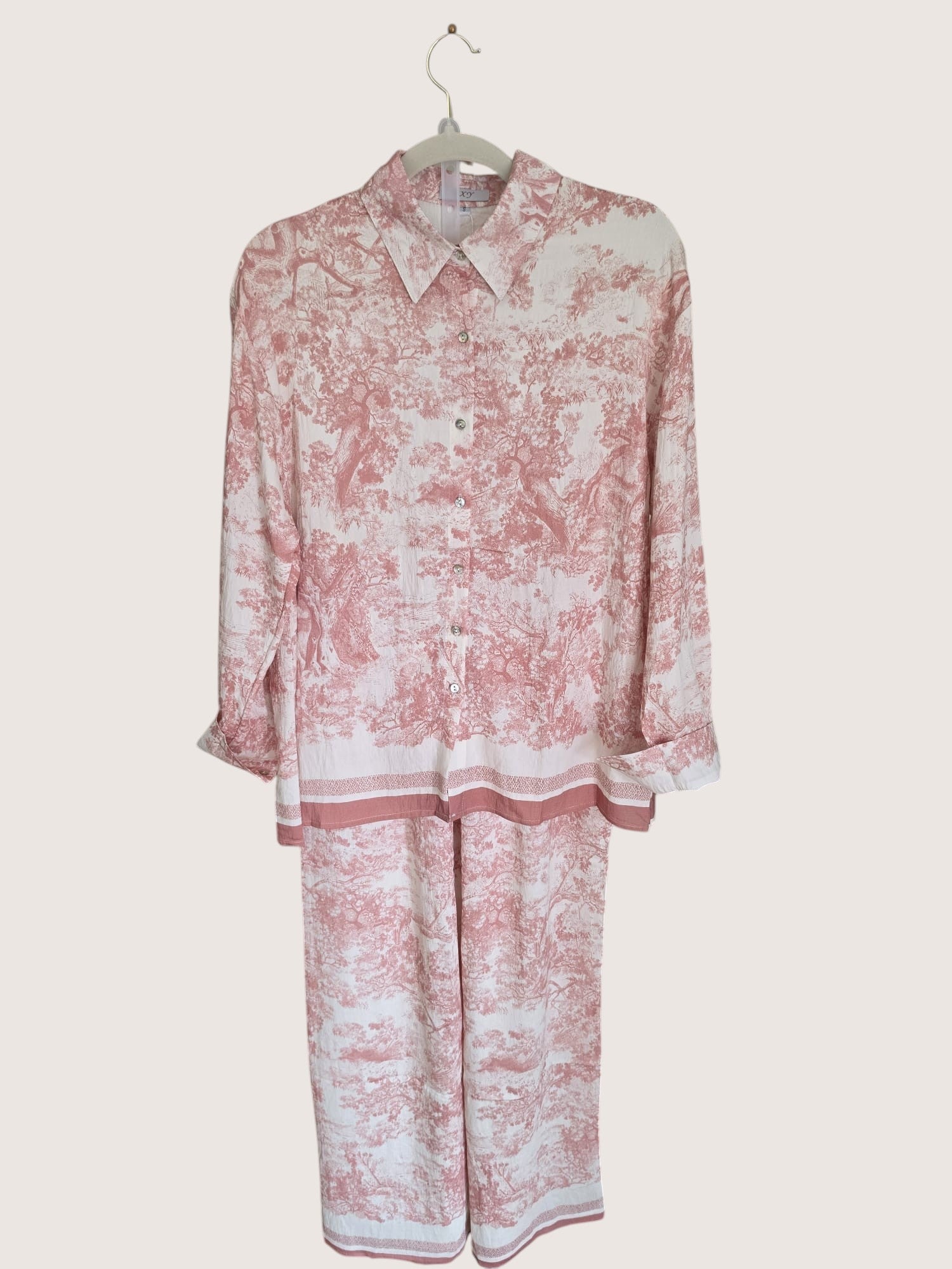 Conjunto de dos piezas PINTONAS en rosa y blanco con estampado de toile, cuello camisero y manga larga.