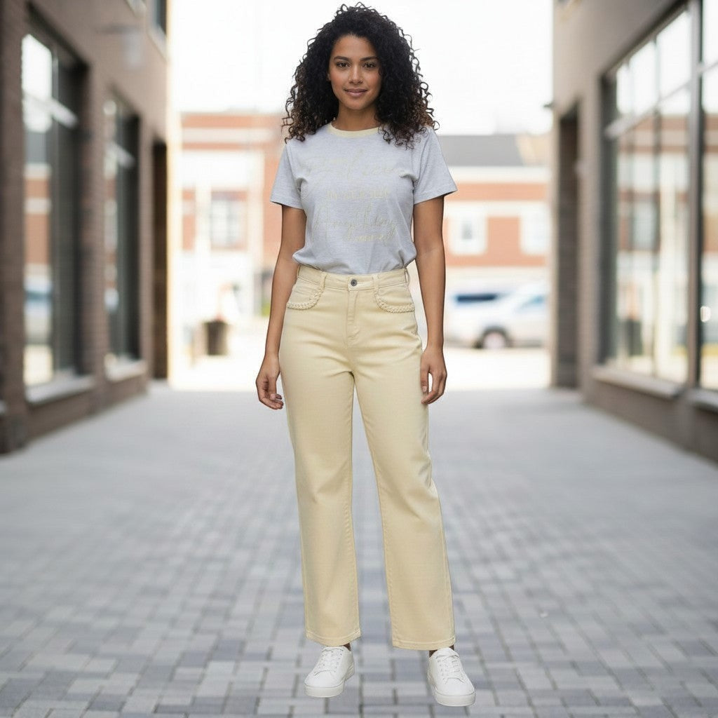 Pantalón PINTONAS de corte wide leg en color mantequilla con detalle trenzado en bolsillos delanteros y cinturilla. Tejido denim ligero.