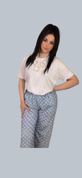 Pantalón PINTONAS de efecto denim azul claro con lunares blancos y cintura elástica.