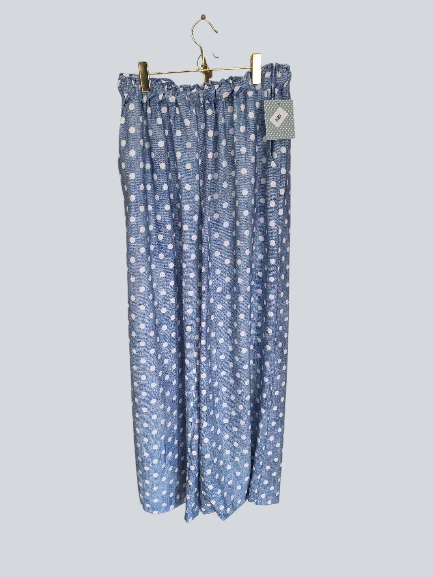 PINTONAS pantalón vaquero azul con lunares blancos y cintura elástica. Estilo casual.