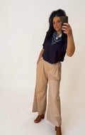 Pantalón palazzo beig de PINTONAS con cinturón y tela fresca. Talla única.