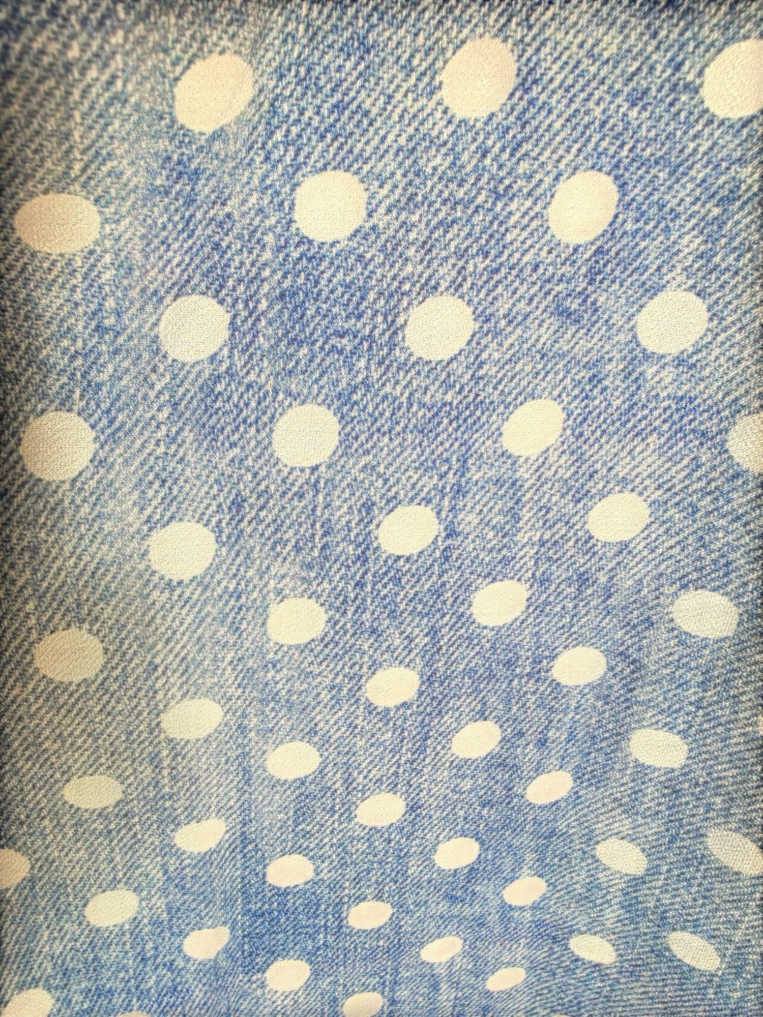 PINTONAS Pantalón vaquero con lunares blancos y cintura elástica. Estampado de puntos sobre tejido efecto denim.