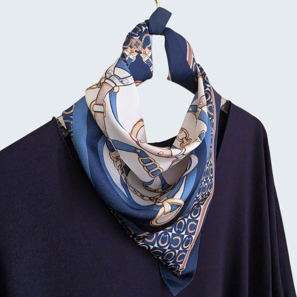 PINTONAS Pañuelo de seda con estampado de cadenas y hebillas en azul marino, beige y blanco.