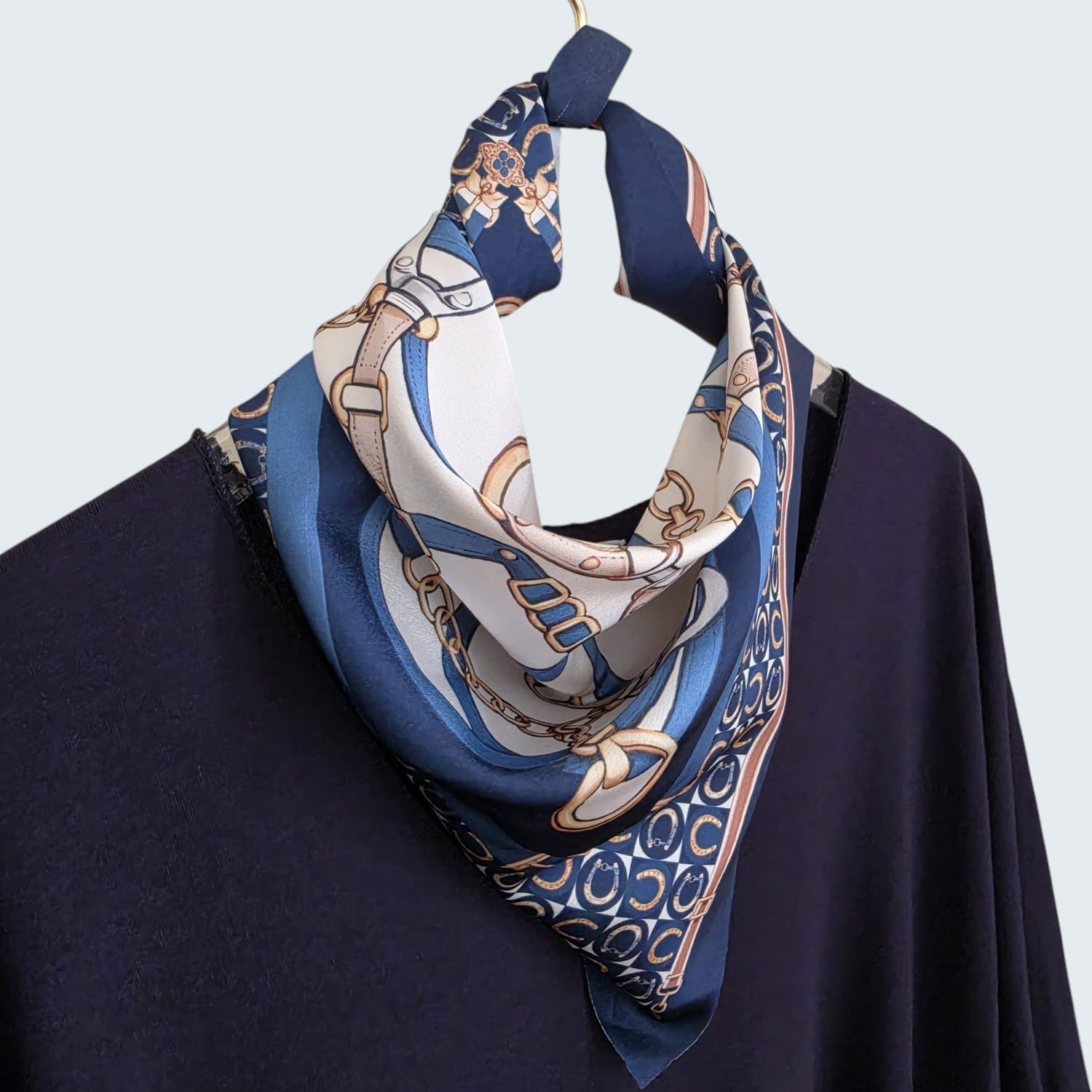 PINTONAS Pañuelo de seda con estampado de cadenas y hebillas en azul marino, beige y blanco.