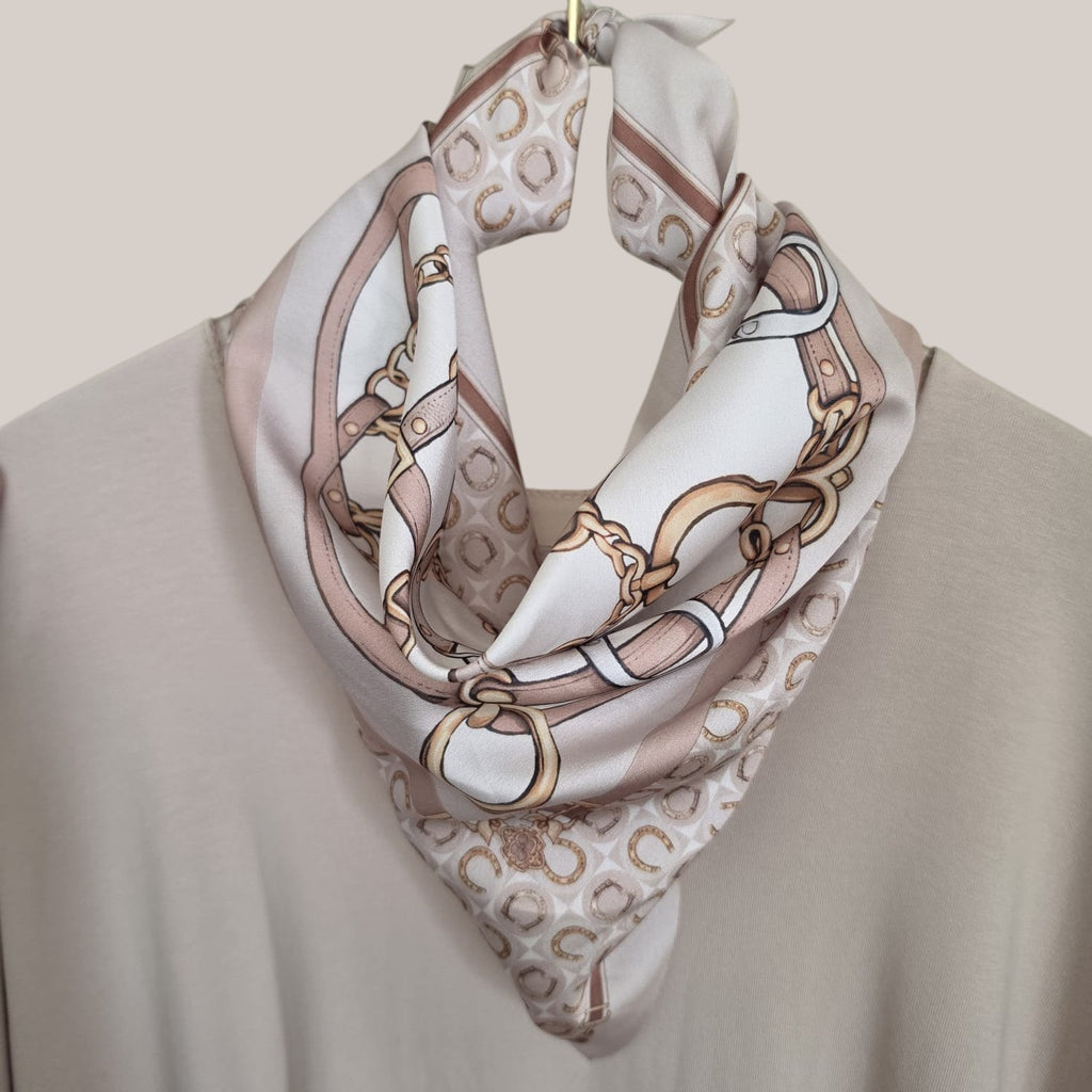 PINTONAS pañuelo de seda con estampado de cadenas y herraduras en beige y blanco.