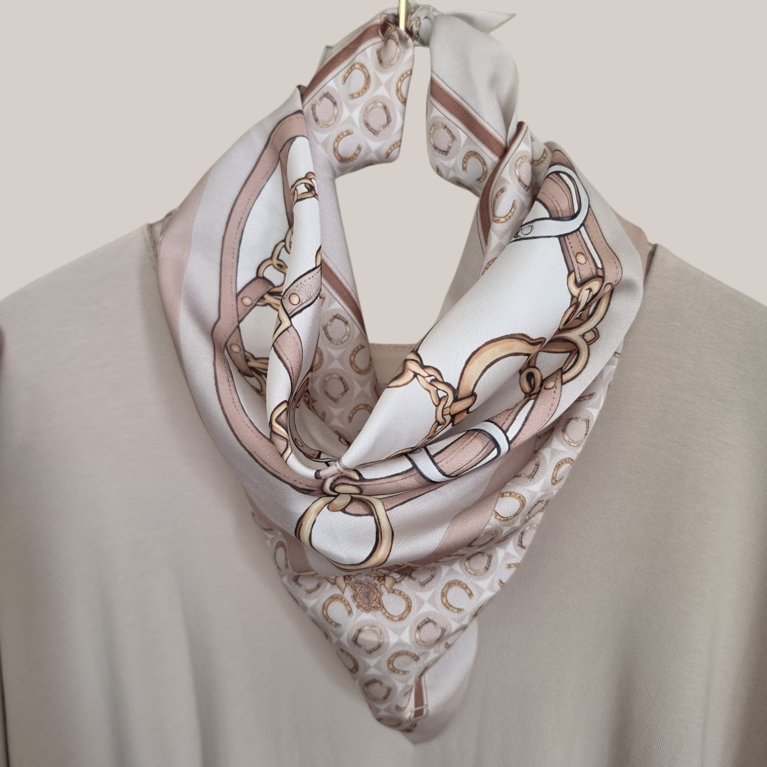 PINTONAS pañuelo de seda con estampado de cadenas y herraduras en beige y blanco.