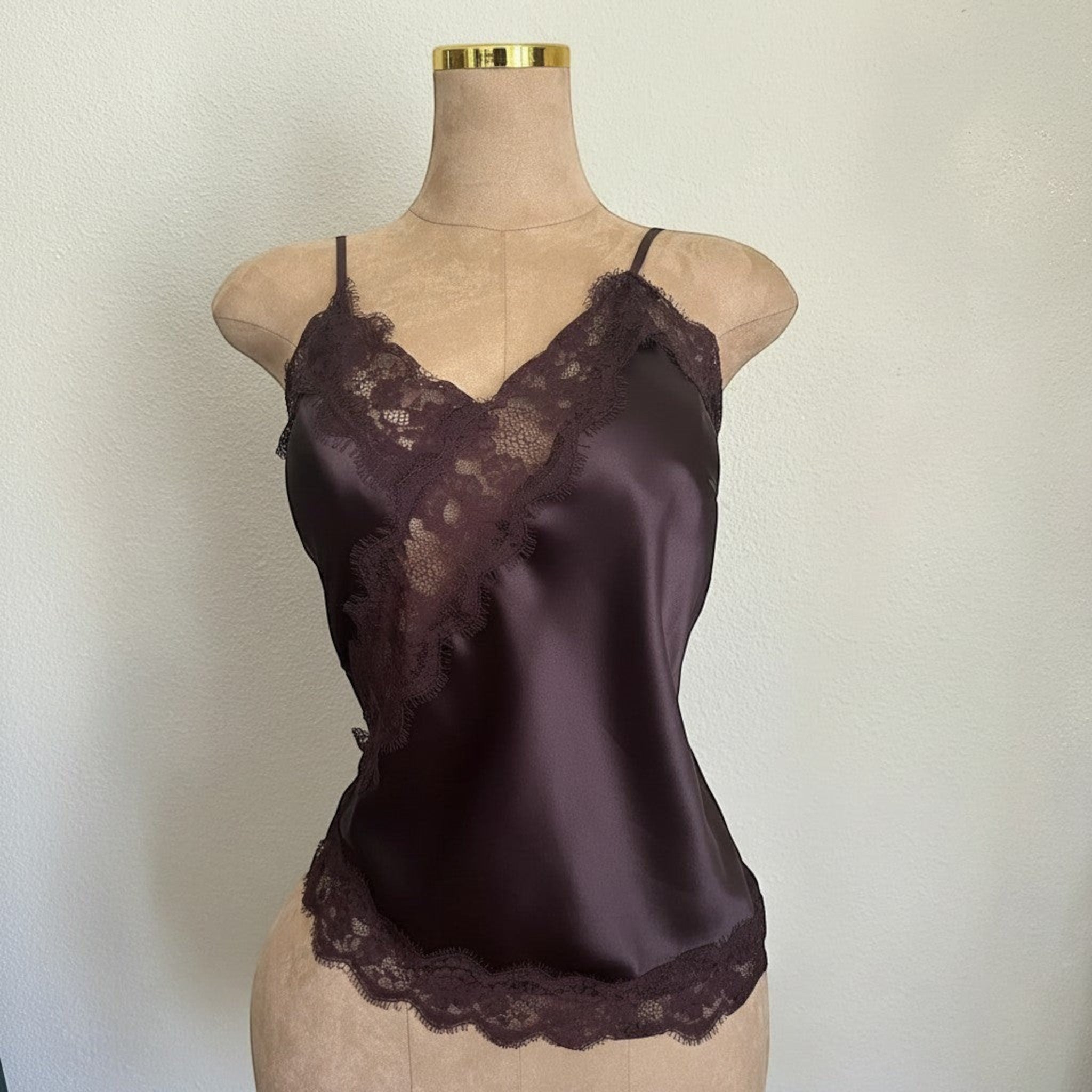 PINTONAS Top lencero marrón chocolate satinado con detalle de encaje floral en escote en V y bajo. Tirantes finos.