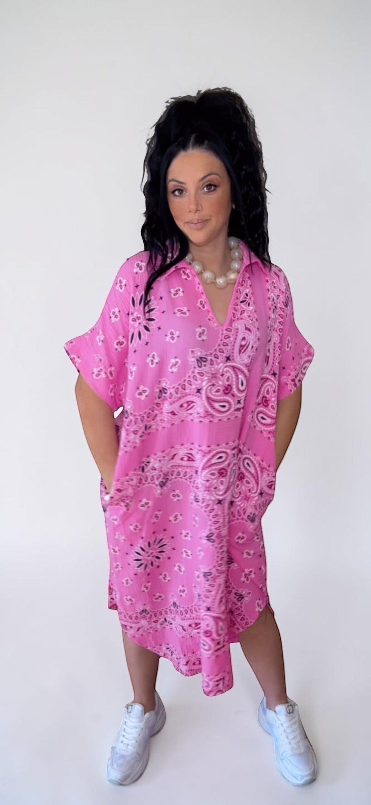 Vestido PINTONAS rosa de algodón con estampado bandana, cuello en V y corte oversize. Largo midi y bolsillos laterales.
