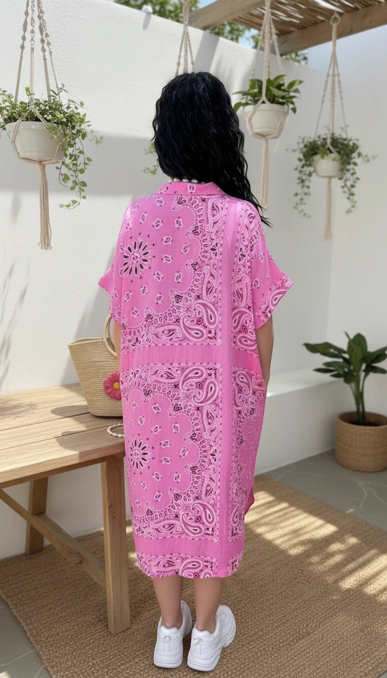 PINTONAS Vestido rosa de bambula 100% algodón con estampado bandana, cuello en V y corte oversize. Largo midi.