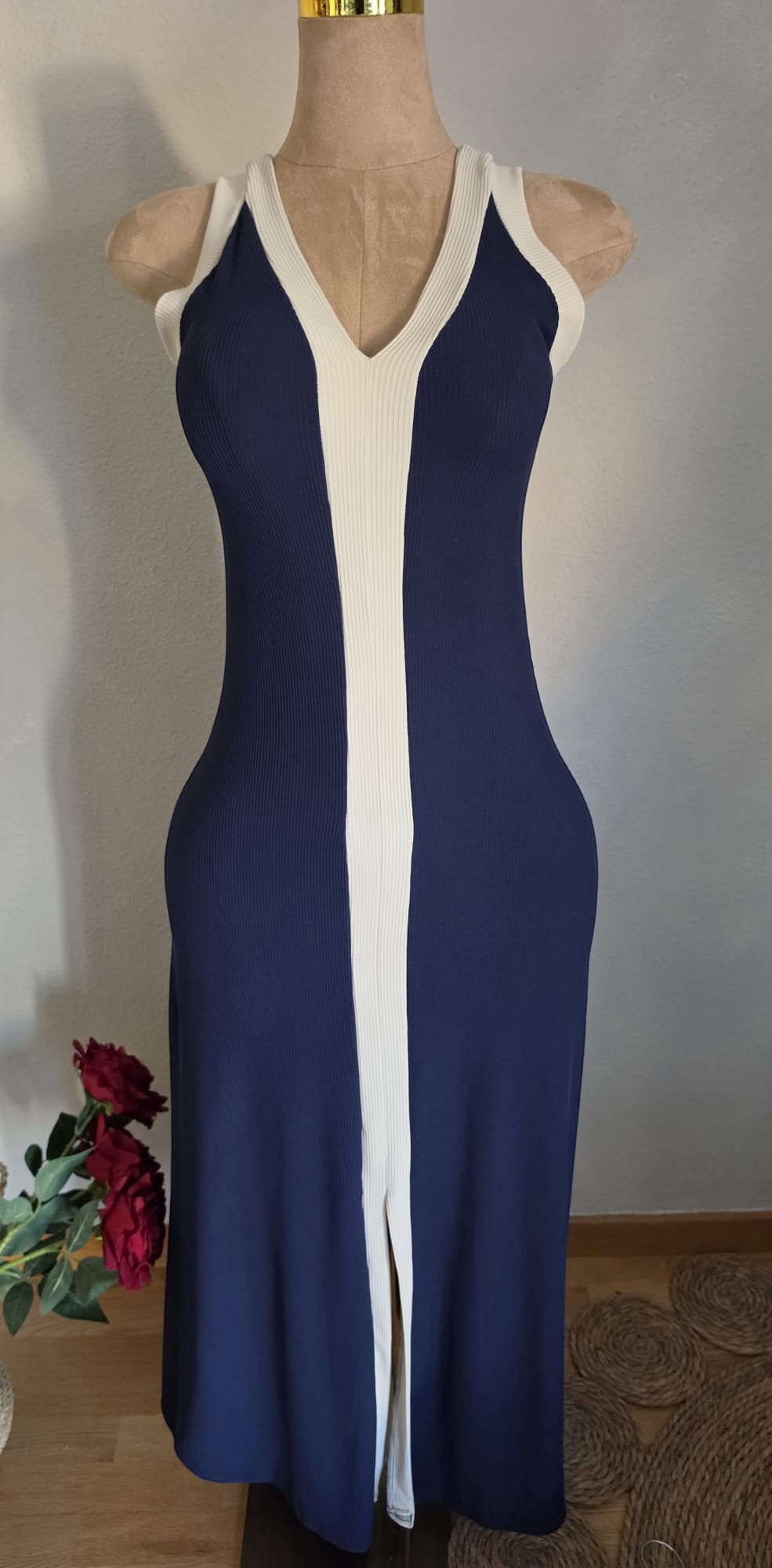 Vestido maxi PINTONAS azul marino de canalé elástico con escote en V y franja central beige con abertura frontal.