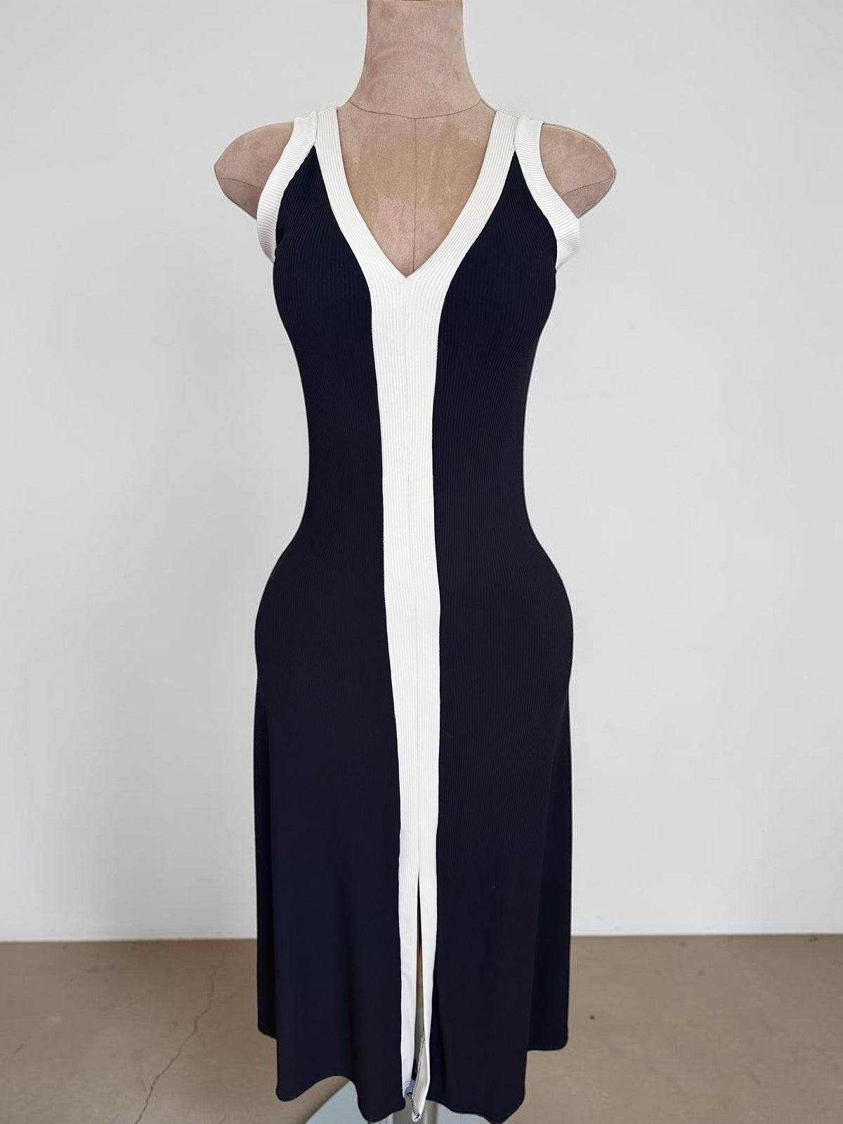 Vestidos de canalé elástico varios colores con franja central y escote en V blancos. Sin mangas
