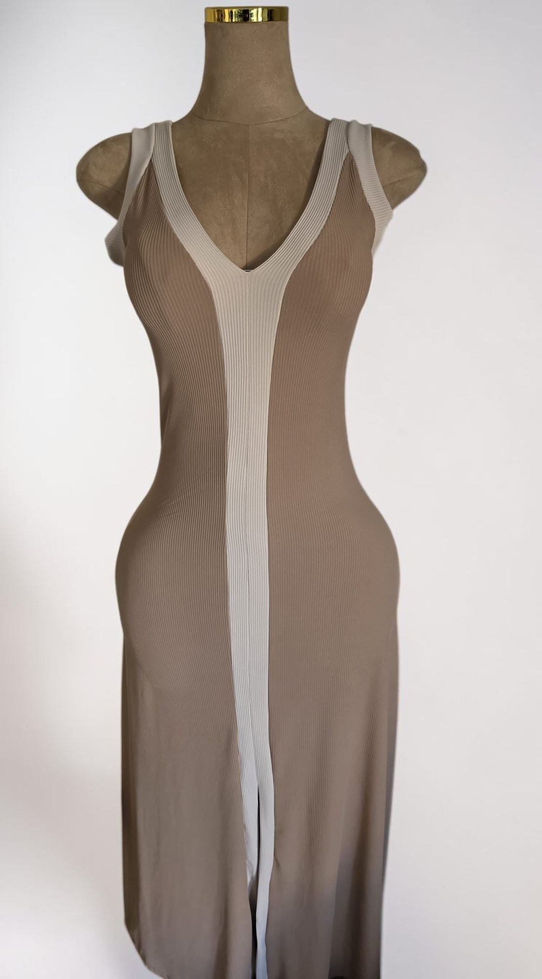 Vestido maxi PINTONAS de canalé elástico en color beige con franja central y escote en V. Sin mangas.