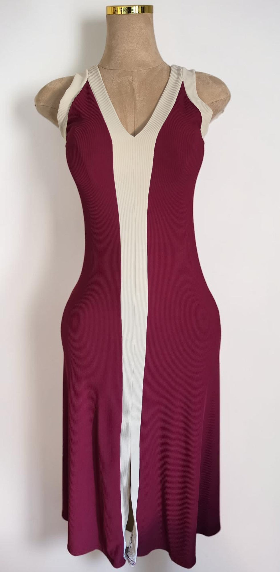 Vestido maxi PINTONAS de canalé elástico granate con franja central beige y escote en V. Sin mangas.